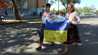 Миколаївці у вишиванках пройшли центром міста Миколаївці у вишиванках пройшли центром міста