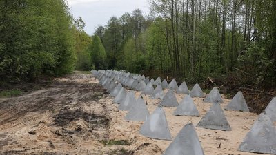 Прем'єр-міністр оглянув на Волині інженерні укріплення на кордоні Прем'єр-міністр оглянув на Волині інженерні укріплення на кордоні