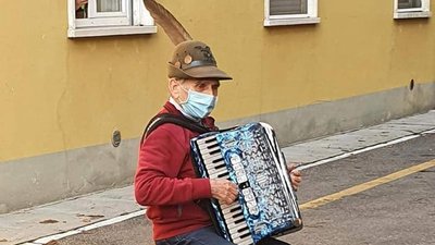 Італієць щодня грав на акордеоні під стінами госпіталю, де лежала його дружина