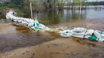 На Кіровоградщині підтопленими лишаються сотня дачних будинків та городів На Кіровоградщині підтопленими лишаються сотня дачних будинків та городів