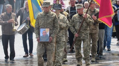 На Тернопільщині попрощалися із воїном Володимиром Янівим
