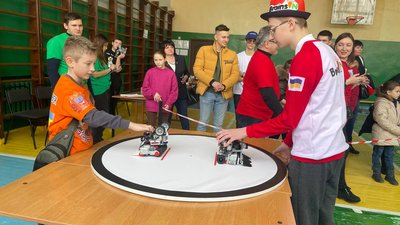 Стати Людьми дітям допомагають роботи: у Черкасах провели фестиваль з робототехніки Стати Людьми дітям допомагають роботи: у Черкасах провели фестиваль з робототехніки