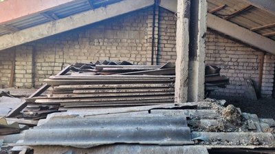 Своїми силами. У Миколаєві ОСББ ремонтують пошкоджені обстрілами дахи власним коштом Своїми силами. У Миколаєві ОСББ ремонтують пошкоджені обстрілами дахи власним коштом