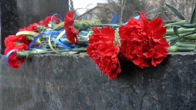 Квіти на пам'ятнику жертвам Чорнобильської катастрофи Квіти на пам'ятнику жертвам Чорнобильської катастрофи