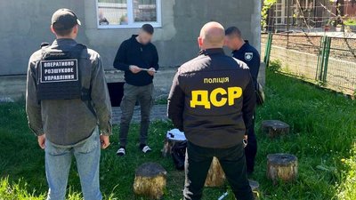 Одягнули в гідрокостюм і вели до річки: двох закарпатців підозрюють в незаконному переправленні призовників через кордон Одягнули в гідрокостюм і вели до річки: двох закарпатців підозрюють в незаконному переправленні призовників через кордон