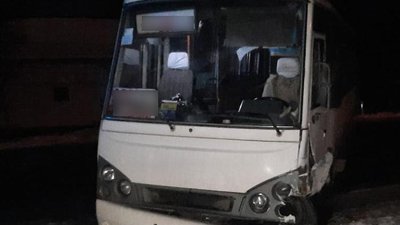 Поблизу Луцька аварія: легковим не розминувся з автобусом Поблизу Луцька аварія: легковим не розминувся з автобусом