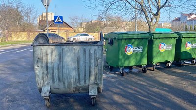 Замість оцинкованих – пластикові: у Луцьку замінюють сотню контейнерів для побутового сміття Замість оцинкованих – пластикові: у Луцьку замінюють сотню контейнерів для побутового сміття