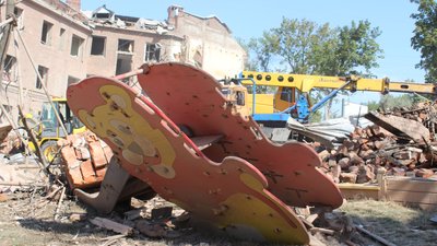 У гуртожитку в Салтівському районі Харкова після обстрілу РФ триває розбір завалів У гуртожитку в Салтівському районі Харкова після обстрілу РФ триває розбір завалів