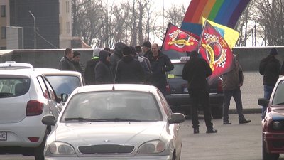 Запорізькі таксисти влаштували акцію протесту Запорізькі таксисти влаштували акцію протесту