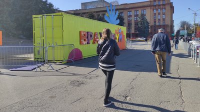 У Дніпрі триває виставка у контейнерах для морських перевезень