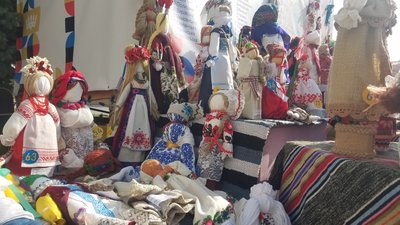 Майже 200 ляльок-мотанок сформували мапу Рівненщини: вироби продаватимуть, щоб підтримати ЗСУ Майже 200 ляльок-мотанок сформували мапу Рівненщини: вироби продаватимуть, щоб підтримати ЗСУ