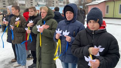 З білими янголами у руках: у Житомирі учні влаштували акцію до Дня пам'яті Героїв Небесної Сотні З білими янголами у руках: у Житомирі учні влаштували акцію до Дня пам'яті Героїв Небесної Сотні