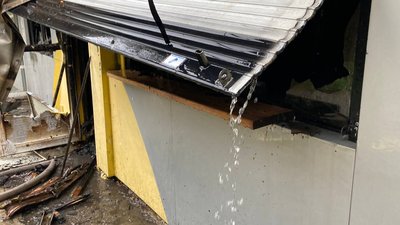 У Харкові на Салтівці сталася пожежа: горіли магазини — фото У Харкові на Салтівці сталася пожежа: горіли магазини — фото