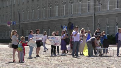 «Батьки проти дистанційного навчання»: чернігівці на Красній площі мітингували за відкриття шкіл