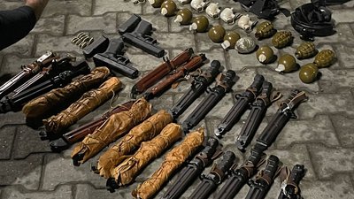 Пістолети, гранати та ножі: у Мукачеві СБУ затримала підозрюваного у торгівлі зброєю