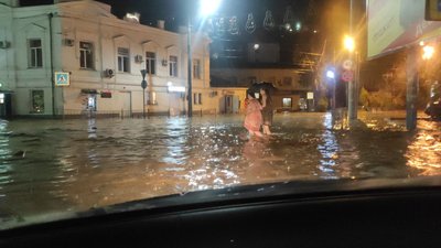 Град, підтоплені вулиці та блекаут: окупований Крим накрила негода