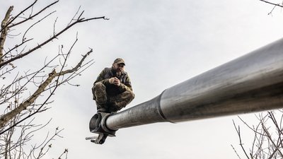 Український військовий артилерія Бахмут