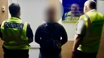 Поліцейські супроводжують 25-річного жителя Індії, який незаконно проживав в Україні