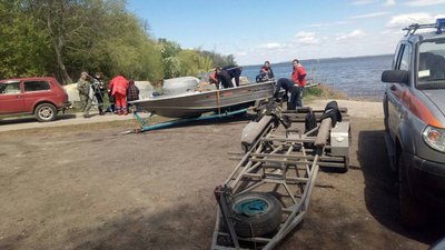 Рятувальники шукають чоловіка, який перекинувся з човна Рятувальники шукають чоловіка, який перекинувся з човна