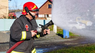На Закарпатті допомагає гасити пожежі доброволець з Італії На Закарпатті допомагає гасити пожежі доброволець з Італії