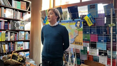 Акцію "Письменник за прилавком" в Ужгороді відкрив Андрій Любка Акцію "Письменник за прилавком" в Ужгороді відкрив Андрій Любка