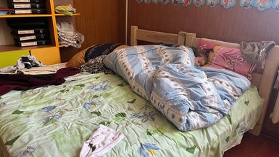 Раніше люди спали на матах. У громаді на Буковині виготовляють ліжка для вимушених переселенців Раніше люди спали на матах. У громаді на Буковині виготовляють ліжка для вимушених переселенців
