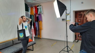 Жителька Тернопільщини створює патріотичні принти на футболках і сумках Жителька Тернопільщини створює патріотичні принти на футболках і сумках