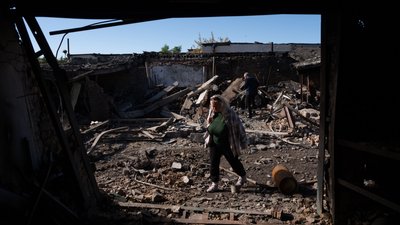 ЖІнка йде повз руїни у Вишгороді