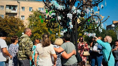 «Дерево надії» для родин безвісти зниклих та військовополонених у Костополі