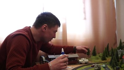 Здійснив дитячу мрію у 35: як чернігівець Роман Бойченко створив міні-залізничну станцію Здійснив дитячу мрію у 35: як чернігівець Роман Бойченко створив міні-залізничну станцію