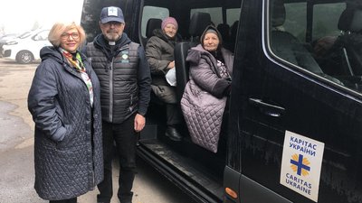 Отець Володимир Чорній супроводжував переселенців з Донеччини у селище Войнилів Калуського району Отець Володимир Чорній супроводжував переселенців з Донеччини у селище Войнилів Калуського району