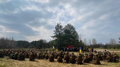 На Дніпропетровщині артисти влаштували концерт для військових просто неба