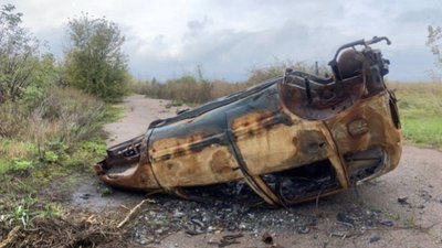 Авто, у якому згоріли тіла трьох людей у Зеленому Гаю Куп'янського району