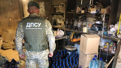 На Одещині виявили підпільні цехи контрабандистів На Одещині виявили підпільні цехи контрабандистів
