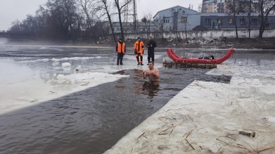 У Полтаві занурювалися у Ворсклу, хто відзначає Водохреще за юліанським календарем У Полтаві занурювалися у Ворсклу, хто відзначає Водохреще за юліанським календарем