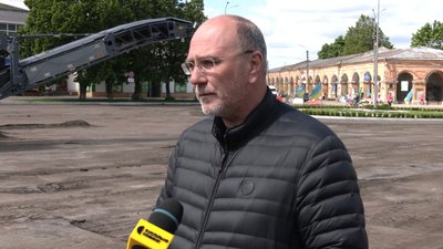У Новгороді-Сіверському розпочали ремонт центральної площі: що робитимуть та скільки грошей на це витратять У Новгороді-Сіверському розпочали ремонт центральної площі: що робитимуть та скільки грошей на це витратять