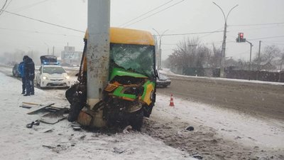 Маршрутка через негоду врізалась в стовп у Сумах (оновлено)