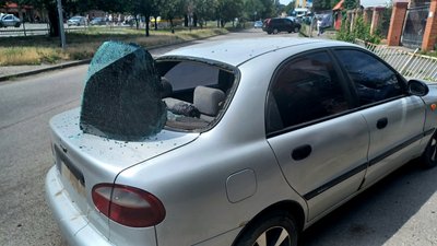 Пошкоджена автівка після удару російського дрона в Краматорську Пошкоджена автівка після удару російського дрона в Краматорську