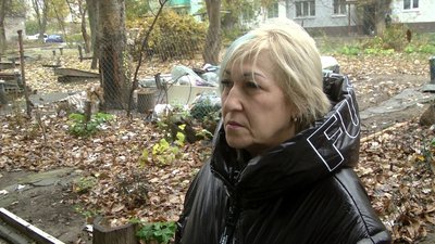 Мешканці багатоквартирного будинку у Запоріжжі скаржаться на сміттєзвалище під їхніми вікнами