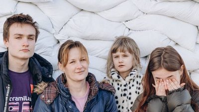 Син ніс поранену маму 3 км до автобуса. Історія сім'ї, яка евакуювалась з Сєвєродонецька до Чернівців