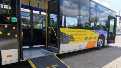 Чернівці отримали два низькопідлогові автобуси. Вони мають пандуси та кондиціонери Чернівці отримали два низькопідлогові автобуси. Вони мають пандуси та кондиціонери