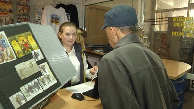 Поштову марку зі знищеним російським крейсером почали продавати у Житомирі. На пошті – черги Поштову марку зі знищеним російським крейсером почали продавати у Житомирі. На пошті – черги
