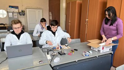 Учні львівського училища розробили ліхтарик, який використовують на фронті