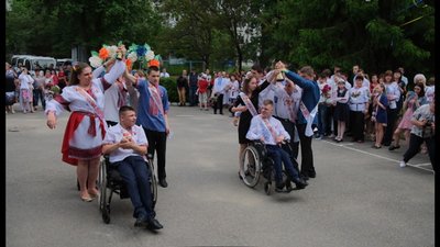 Випускникам вінницької спеціальної ЗШ І-ІІ ст на святі останнього дзвоника подарували вишиті рушники