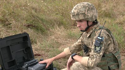Командир відділення зв’язку батальйону розмінування Максим Чернюк Командир відділення зв’язку батальйону розмінування Максим Чернюк