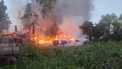 Загорілася господарська будівля, один жилий та два нежилих будинки: росіяни обстріляли дві громади Чернігівщини Загорілася господарська будівля, один жилий та два нежилих будинки: росіяни обстріляли дві громади Чернігівщини