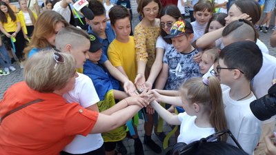 Позашляховик житомирським десантникам передали учні та вчителі ліцею №16 Позашляховик житомирським десантникам передали учні та вчителі ліцею №16
