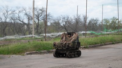 Безпілотний наземний комплекс рухається дорогою під сіткою проти дронів у Дружківці