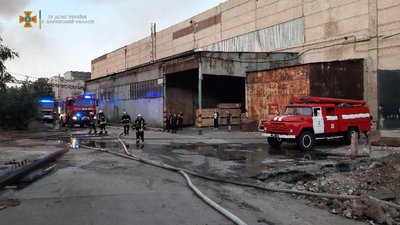 У Харкові спалахнув склад з деревиною: вогонь гасять 70 рятувальників та пожежний потяг У Харкові спалахнув склад з деревиною: вогонь гасять 70 рятувальників та пожежний потяг