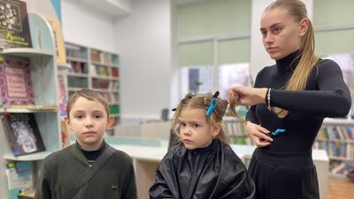 Волонтери у Луцьку безплатно робили зачіски дітям Волонтери у Луцьку безплатно робили зачіски дітям